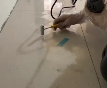 泰顺瓷砖开裂维修公司专业分享瓷砖在铺贴前如果没有沥干水分，将会导致以下问题